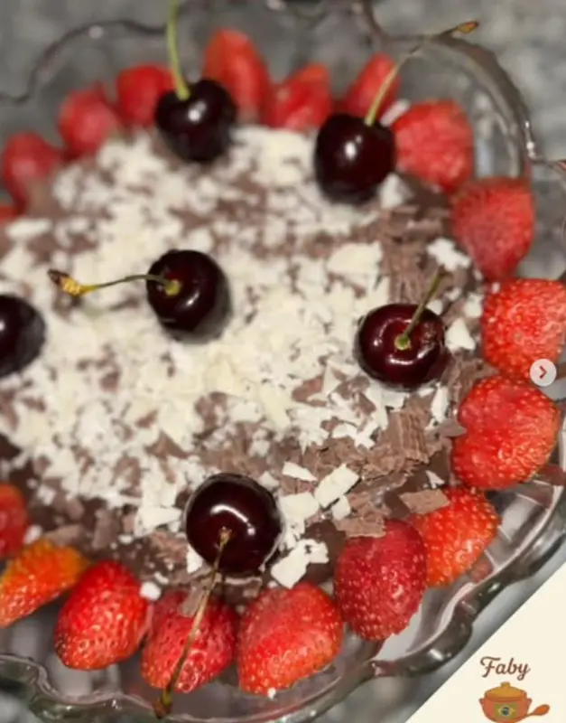 Bolo decorado com frutas